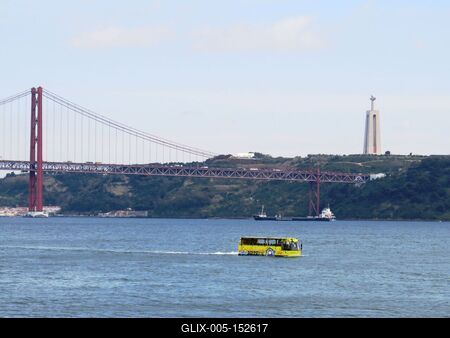 Vízibusz a Tejo folyón-stock-foto