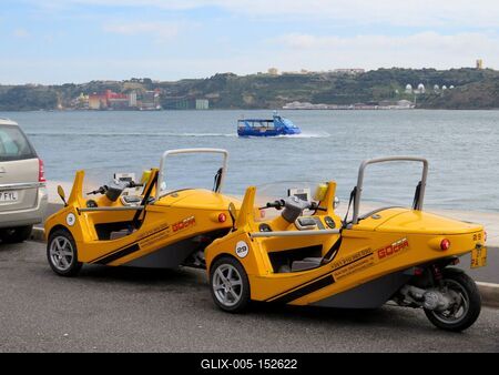 Go Car és vízibusz-stock-foto