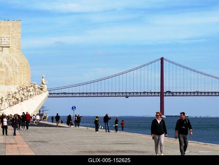 Lisszabon - Emlékmû és Április 25. híd-stock-foto