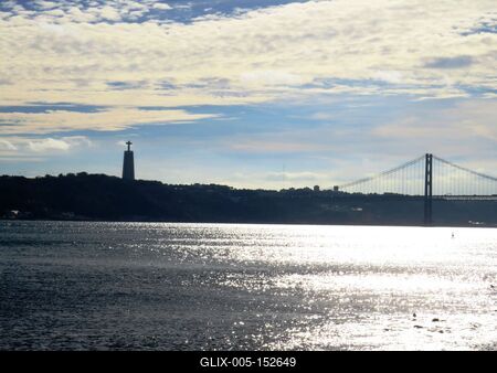 A Tejo folyó tavaszi napsütésben-stock-foto
