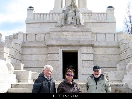 Magyar Békekör Kossuth Lajos síremlékénél-stock-foto