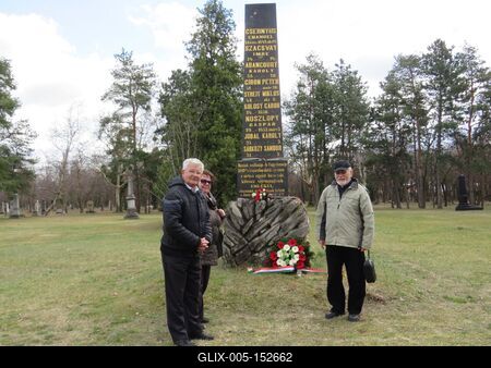 Magyar Békekör koszorú az 1848-as hõsök emlékoszlopánál-stock-foto