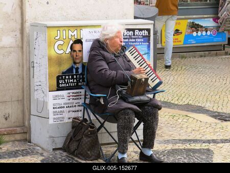 Zenélõ koldusnõ-stock-foto
