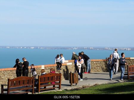 Turisták a tihanyi Apátság mellett-stock-foto