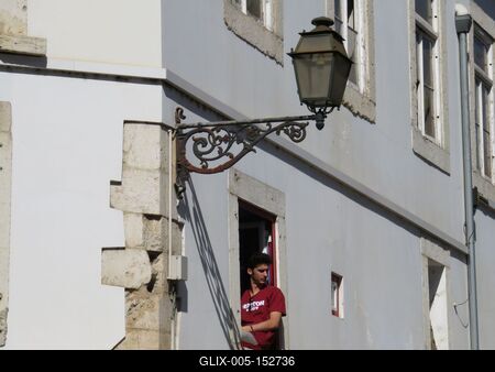 Ablakban ülõ férfi-stock-foto