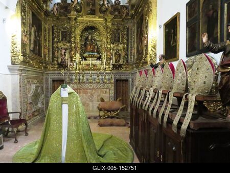 Püspöki ruha és süvegek-stock-foto