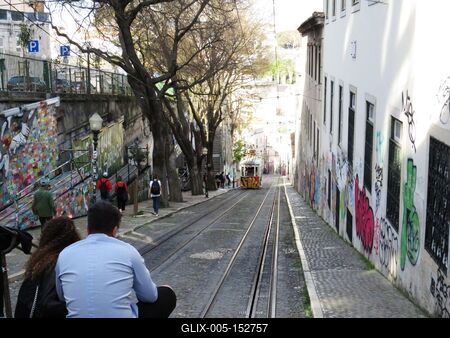 Lisszaboni fogaskerekû villamos-stock-foto