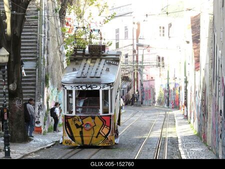 Lisszaboni fogaskerekû villamos-stock-foto