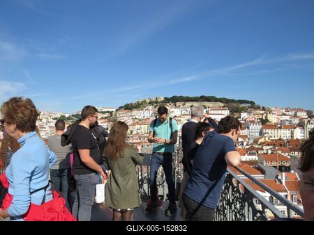 Turisták kilátó teraszon-stock-foto