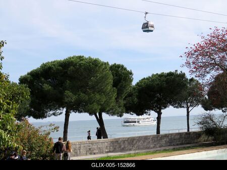Sétahajó a Tejo folyón, felette libegõ-stock-foto