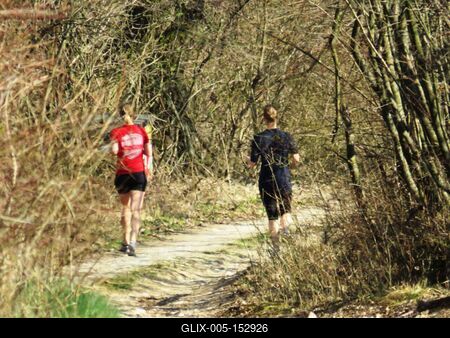 Kocogó lányok az erdõben-stock-foto