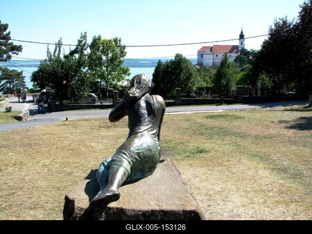 Tihany, 2008. augusztus 31.A tihanyi Visszhang szobra szemben az Apátsággal.-stock-foto