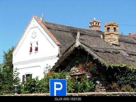 Tihany, 2008. augusztus 31.Tihanyi lakóházak nádfedéllel.-stock-foto