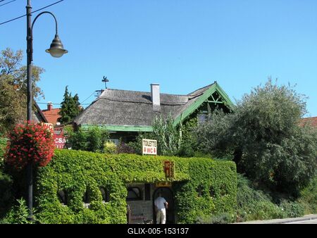 Tihany, 2008. augusztus 31.Tihanyi utcakép nádtetõvel és borostyánnal.-stock-foto
