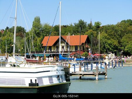 Balatonfüred, 2008. augusztus 31.A balatonfüredi kikötõ részlete és a Jacht Klub.-stock-foto