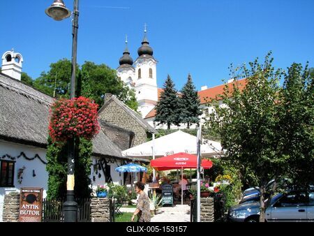 Tihany, 2008. augusztus 31.Tihanyi nádfedeles étterem és Apátság.-stock-foto