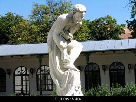 Balatonfüred, 2008. augusztus 31.Gyík. Kisfaludy Strobl Zsigmond alkotása 1962-bõl. A szobor a balatonfüredi "Balaton Panteon" elõtti téren található. Nevét a talapzatára lévõ dombormûrõl, a gyíkról kapta.-stock-foto