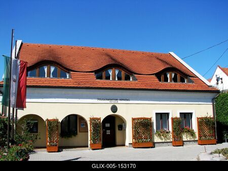 Tihany, 2008. augusztus 31.A tihanyi polgármesteri hivatal épülete.-stock-foto