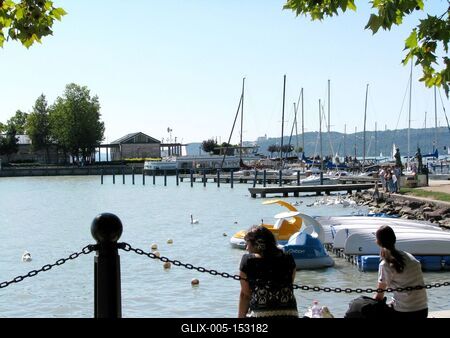 Balatonfüred, 2008. augusztus 31.A balatonfüredi kikötõ nyaraló emberekkel.-stock-foto
