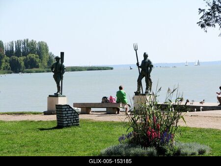 Balatonfüred, 2008. augusztus 31.A Halás és a révész szobra Balatonfüreden. Pásztor János alkotása 1941-bõl.-stock-foto