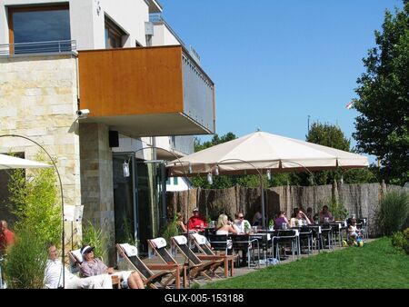 Balatonfüred, 2008. augusztus 31.Napozók a balatonfüredi luxus nyaraló alatt.-stock-foto