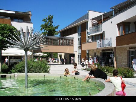 Balatonfüred, 2008. augusztus 31.Balatonfüred újonnan épült luxus nyaraló és szolgáltató része.-stock-foto