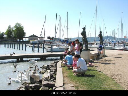 Balatonfüred, 2008. augusztus 31.Balatonfüredi kikötõ emberekkel és hattyúkkal.-stock-foto