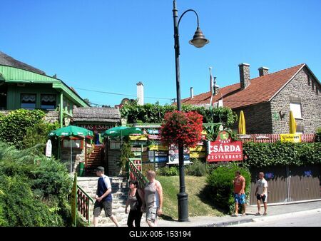 Tihany, 2008. augusztus 31.Tihanyi idegenforgalom turistákkal éttermek elõtt.-stock-foto