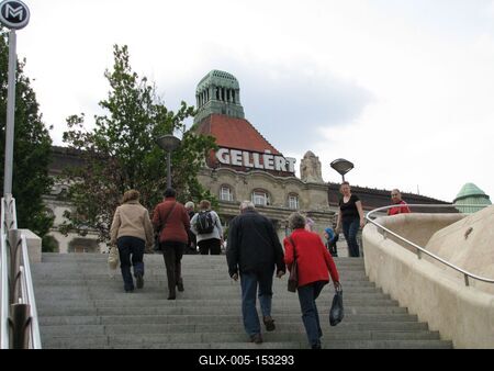 Budapest, 2014. április 13.A 4-es metró kijárati lépcsõje a Szent Gbellér téren, fenn a Gellért szálló homlokzatával.-stock-foto