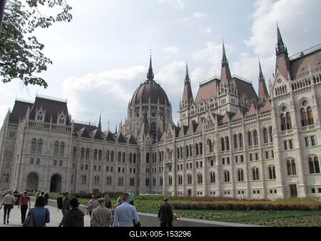 Budapest, 2014. április 13.Sétáló turisták az újjáépített Kossuth téren, a parlament elõtt.-stock-foto