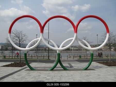 Budapest, 2014. április 13.Az Olimpiai park olimpiai karikái a Széchenyi rakparton. Az Olimpiai park a belváros legnagyobb közparkja. A többfunkciós közparkban a gyerekek védõburkolattal ellátott játékokat és sportpályát találnak; van pihenésre kialakított füves terület, a déli részen pedig egy korszerû kutyafuttatót hoztak létre, kutyáknak kialakított ivókúttal.-stock-foto