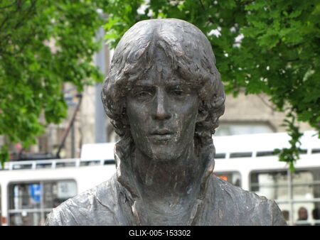 Budapest, 2014. április 13.Cseh Tamás Kossuth-díjas és Liszt Ferenc-díjas magyar zeneszerzõ (1943-2009) énekes, színész szobra a Szent Gellért téren. Majoros István alkotása 2013-ból.-stock-foto