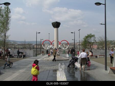 Budapest, 2014. április 13.Az Olimpiai park a Széchenyi rakparton. Az Olimpiai park a belváros legnagyobb közparkja. A többfunkciós közparkban a gyerekek védõburkolattal ellátott játékokat és sportpályát találnak; van pihenésre kialakított füves terület, a déli részen pedig egy korszerû kutyafuttatót hoztak létre, kutyáknak kialakított ivókúttal.-stock-foto