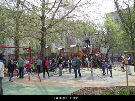Budapest, 2014. április 13.Az Olimpiai park játszótere a Széchenyi rakparton. Az Olimpiai park a belváros legnagyobb közparkja. A többfunkciós közparkban a gyerekek védõburkolattal ellátott játékokat és sportpályát találnak; van pihenésre kialakított füves terület, a déli részen pedig egy korszerû kutyafuttatót hoztak létre, kutyáknak kialakított ivókúttal.-stock-foto