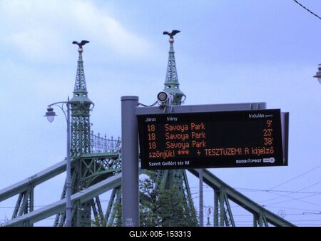Budapest, 2014. április 13.Az utazóközönséget szolgáló elektronikus információs jelzõtábla a Szent Gellér tér villamosmegállaójában. Háttérben a Szabadság híd részlete.-stock-foto