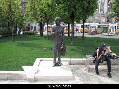 Budapest, 2014. április 13.Cseh Tamás Kossuth-díjas és Liszt Ferenc-díjas magyar zeneszerzõ (1943-2009) énekes, színész szobra a Szent Gellért téren. Majoros István alkotása 2013-ból.-stock-foto