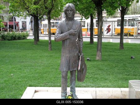 Budapest, 2014. április 13.Cseh Tamás Kossuth-díjas és Liszt Ferenc-díjas magyar zeneszerzõ (1943-2009) énekes, színész szobra a Szent Gellért téren. Majoros István alkotása 2013-ból.-stock-foto