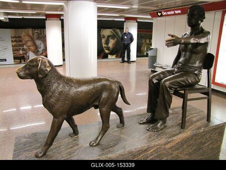 Budapest, 2014. április 13.A Teiressziász szobor a Kossuth téri metró megálló földalatti szintjén. Teiressziász a görög mitológia vak jósa volt. A szobor Oláh Mátyás 2005-ben készült alkotása.-stock-foto