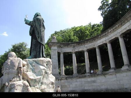 Budapest, 2016. május 22.Szent Gellért, Gellért püspök szobra a Gellért-hegy oldalában. Kisfaludi Strobl Zsigmond 1947-ben elkészült alkotása. Turisták.-stock-foto