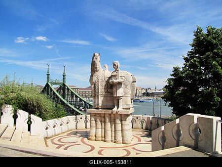 Szent István szobra a gellérthegyi Szikla kápolna elõtt-stock-foto