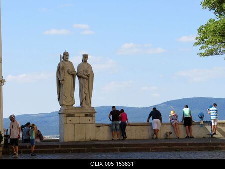 Szent Itsván és boldog Gizella szobra a veszprémi várban-stock-foto