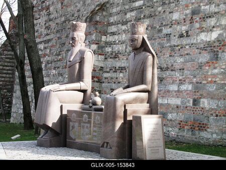 Budapest, 2015. április 4.A Jagelló és Hwedvig szobor (Jagiellonidum) a Budai Vár falánál, a Bécsi kapu mellett. Csíkszentmihályi Róbert Munkácsy-díjas szobrász 2013-ban felavatott alkotása.-stock-foto