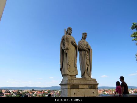 Szent István és boldog Gizella szobra a veszprémi várban-stock-foto