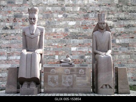 Budapest, 2015. április 4.A Jagelló és Hwedvig szobor (Jagiellonidum) a Budai Vár falánál, a Bécsi kapu mellett. Csíkszentmihályi Róbert Munkácsy-díjas szobrász 2013-ban felavatott alkotása.-stock-foto