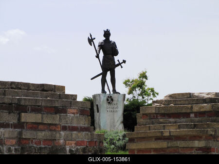 Somogyvár, 2012. május 6.Szent László király szobra  Somogyvár-Kupavár  történelmi emlékhelyen. Az eredeti szobor alkotója: Lebó Ferenc (1998).-stock-foto