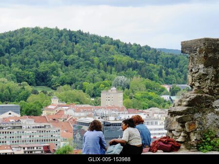 Ljubljana - Kilátásban gyönyörködõ turisták-stock-foto
