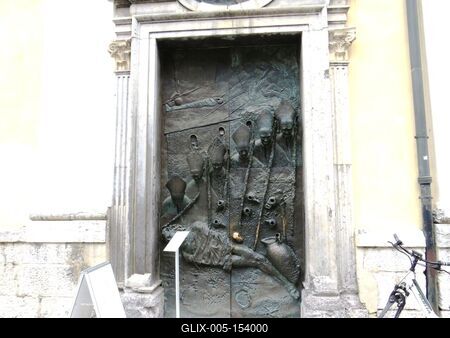 A ljubljanai katedrális bronzkapuja-stock-foto