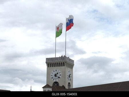 Ljubljanai vártorony turistákkal-stock-foto