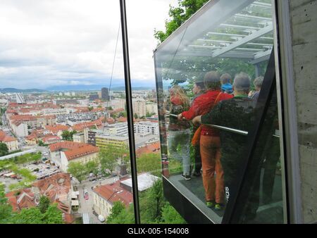 Ljublajana- Siklón utazó turisták-stock-foto