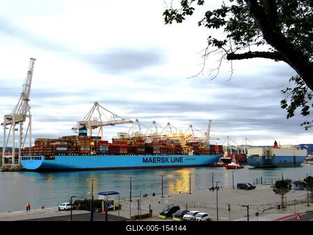 Cargo ship - Koper Harbor-stock-foto